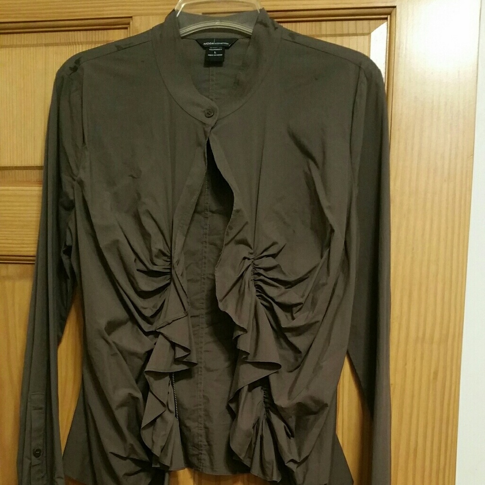 VICTORIA'S SECRET sz L fitted shirt with ruff